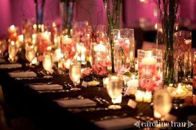 idées decors centre de table mariage asie, vase en verre transparents avec fleurs immergées